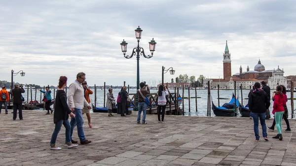 VENICE, ITÁLIA, em 30 de abril de 2015. Numerosos turistas caminham no aterro da lagoa veneziana . — Fotografia de Stock