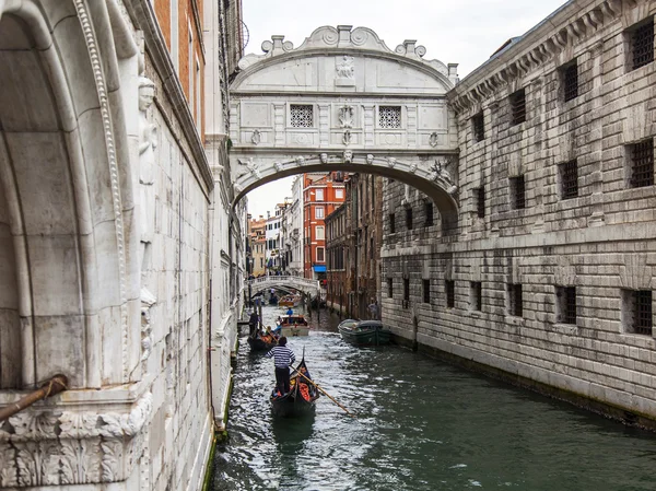 VENICE, ITÁLIA - em 30 de abril de 2015. Vista urbana típica. Canal estreito e gôndola — Fotografia de Stock