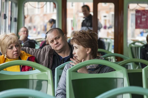 VENECIA, ITALIA - 30 DE ABRIL DE 2015. Los pasajeros se sientan en el salón de Volkswagen, mientras que los pasajeros se sientan en el salón. Vaporetto - transporte público en la isla de Venecia —  Fotos de Stock