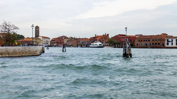 Venedig, Italien - den 29 April 2015. Visa till ö i venetianska lagunen — Stockfoto