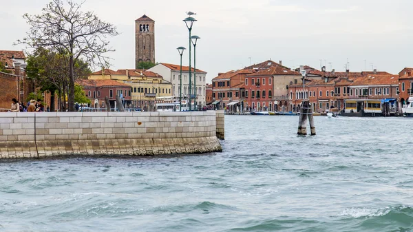 VENICE, ITÁLIA - em 29 de abril de 2015. Vista para a ilha na lagoa veneziana — Fotografia de Stock