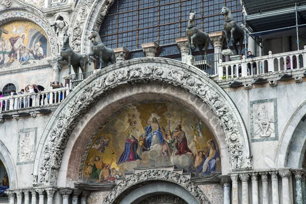 VENICE, ITALY - on APRIL 30, 2015. Architectural details of St. Mark's Basilica — Stock Photo, Image