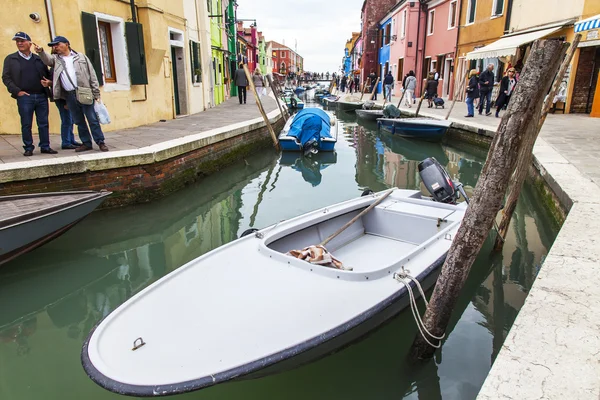 VENISE, ITALIE, le 30 AVRIL 2015. Pavillons multicolores sur le remblai du canal sur l'île de Burano. Burano - une des îles de la lagune vénitienne — Photo