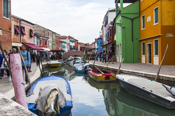 VENICE, ITALY, on APRIL 30, 2015. Multi-colored lodges on the canal embankment on Burano's island. Burano - one of islands of the Venetian lagoon — Stock Photo, Image