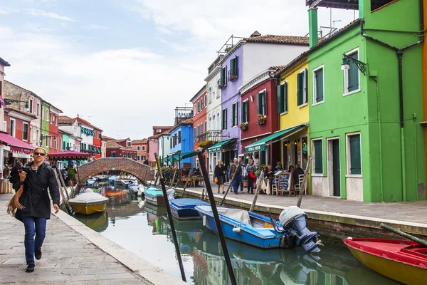 Venetië, Italië, op 30 April 2015. Multi-gekleurde houten huizen aan de kade kanaal op Burano van eiland. Burano - een van de eilanden van de Venetiaanse lagune — Stockfoto