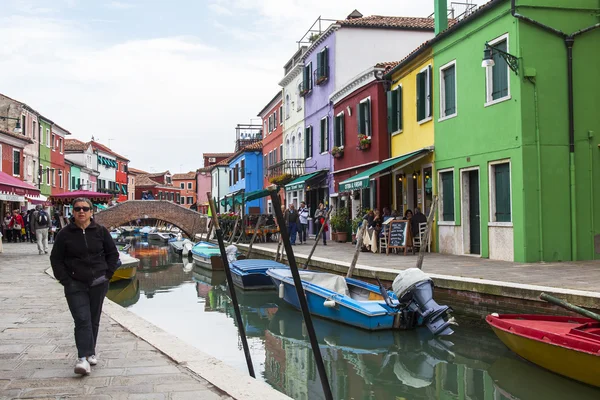 VENICE, ITALY, on APRIL 30, 2015. Multi-colored lodges on the canal embankment on Burano's island. Burano - one of islands of the Venetian lagoon — Stock Photo, Image