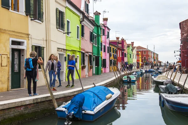VENICE, ITALIA, pe 30 aprilie 2015. Loji multi-colorate pe canalul de pe insula Burano. Burano - una dintre insulele lagunei venețiene — Fotografie, imagine de stoc