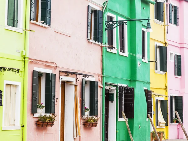 Velence, Olaszország, április 30., 2015. Multi-színes lodges csatorna töltésén Burano barátait-szigeten. Burano - az egyik a velencei lagúna szigetek — Stock Fotó