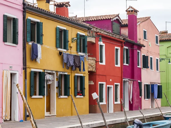 Velence, Olaszország, április 30., 2015. Multi-színes lodges csatorna töltésén Burano barátait-szigeten. Burano - az egyik a velencei lagúna szigetek — Stock Fotó