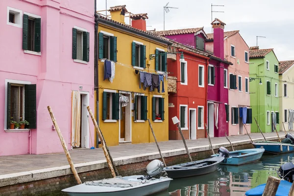 Velence, Olaszország, április 30., 2015. Multi-színes lodges csatorna töltésén Burano barátait-szigeten. Burano - az egyik a velencei lagúna szigetek — Stock Fotó