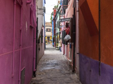 Venice, İtalya - 30 Nisan 2015 tarihinde. burano'nın adada tipik sokak