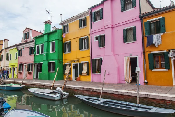 Benátky, Itálie, na 30 dubna 2015. Burano ostrov, multi-barevné domy místních obyvatel. Burano ostrov - jednu z atraktivních turistických objektů v Benátské laguně — Stock fotografie