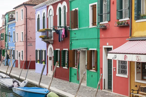 Benátky, Itálie - 30 dubna 2015. Typická ulice na ostrově burano si — Stock fotografie