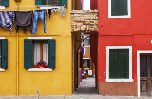 VENICE, ITÁLIA, em 30 de abril de 2015. Arquitetura de alojamentos multicoloridos de habitantes locais na ilha de Burano. Burano - uma de ilhas da lagoa veneziana — Fotografia de Stock