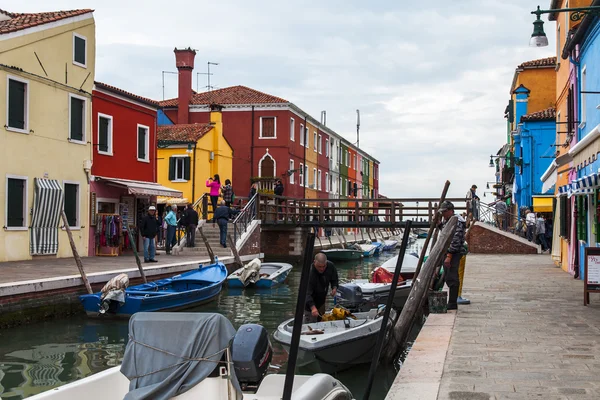 威尼斯，意大利，在 2015 年 4 月 30 日。布拉诺岛，当地人多彩色房子。布拉诺岛-富吸引力的旅游对象在威尼斯泻湖之一 — 图库照片