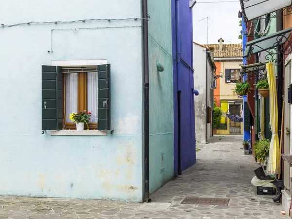 Venedig, Italien, den 30 April 2015. Arkitekturen av multi-färgade lodges av lokalbefolkningen på ön Burano's. Burano - en av öarna i den venetianska lagunen — Stockfoto