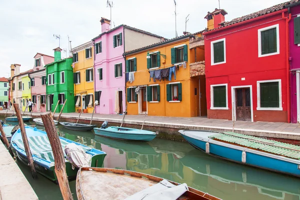 VENICE, ITALY, on April 30, 2015. Остров Бурано, разноцветные дома местных жителей. Бурано остров - один из привлекательных туристических объектов в Венецианской лагуне — стоковое фото