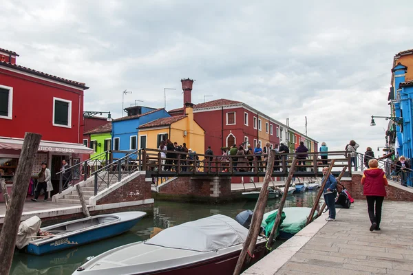 Venetië, Italië, op 30 April 2015. Burano eiland, multi-gekleurde huizen van de lokale bevolking. Brug via kanaal. Burano het eiland - een van aantrekkelijke toeristische objecten in de Venetiaanse lagune — Stockfoto