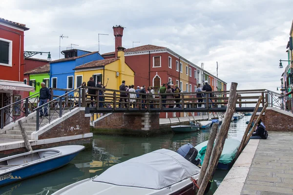 Venedig, Italien, den 30 April 2015. Ön Burano, multi-färgade husen av lokalbefolkningen. Burano ön - en av attraktiv turist objekt i den venetianska lagunen — Stockfoto