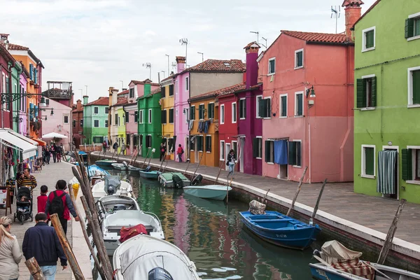 Venedig, Italien, am 30. April 2015. Insel Burano, bunte Häuser von Einheimischen. burano die Insel - eines der attraktiven Touristenobjekte in der venezianischen Lagune — Stockfoto
