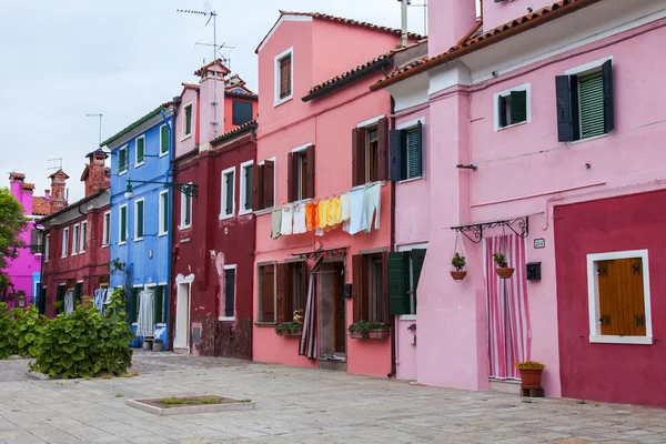 Benátky, Itálie, na 30 dubna 2015. Burano ostrov, multi-barevné domy místních obyvatel. Burano ostrov - jednu z atraktivních turistických objektů v Benátské laguně — Stock fotografie