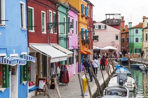 Wenecja, Włochy, 30 kwietnia 2015 roku. Wyspę Burano, wielokolorowe domy mieszkańców. Burano wyspy - jeden z obiektów turystycznych w Lagunie Weneckiej — Zdjęcie stockowe