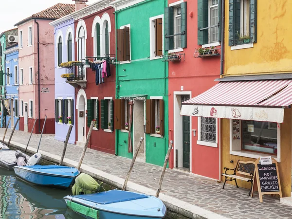 Venetië, Italië, op 30 April 2015. Burano eiland, multi-gekleurde huizen van de lokale bevolking. Burano het eiland - een van aantrekkelijke toeristische objecten in de Venetiaanse lagune — Stockfoto