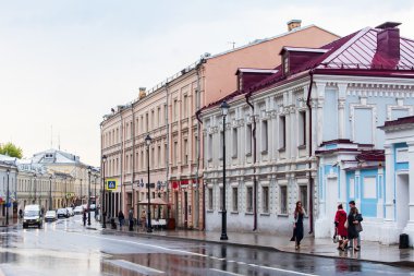 Moskova, Rusya, 24 Mayıs 2015 tarihinde. Şehir manzarası. Yağmurlu havalarda Pokrovskaya Sokağı. Pokrovskaya Street - tarihsel görünüm muhafaza Moskova Merkezi caddelerinden biri