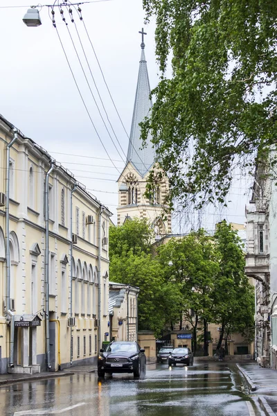 MOSCOU, RUSSIE, le 24 mai 2015. Vue urbaine typique dans l'après-midi de printemps nuageux — Photo