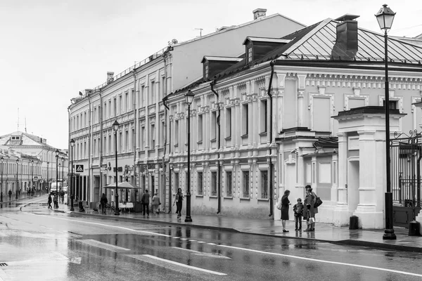 МОСКВА, РОССИЯ, 24 мая 2015 г. Город пейзаж. Покровская улица в дождливую погоду. Покровская улица - одна из центральных улиц Москвы, сохранившая исторический облик — стоковое фото