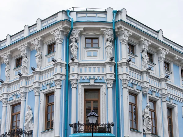 MOSCOW, RÚSSIA, em 24 de maio de 2015. Detalhes arquitetônicos de antigas mansões típicas de Moscou (século XVIII-XIX ) — Fotografia de Stock