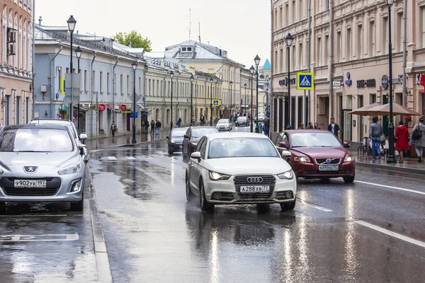 MOSCOU, RUSSIE, le 24 mai 2015. Paysage urbain. Pokrovskaya Street par temps pluvieux. La rue Pokrovskaïa - une des rues centrales de Moscou qui a gardé l'aspect historique — Photo