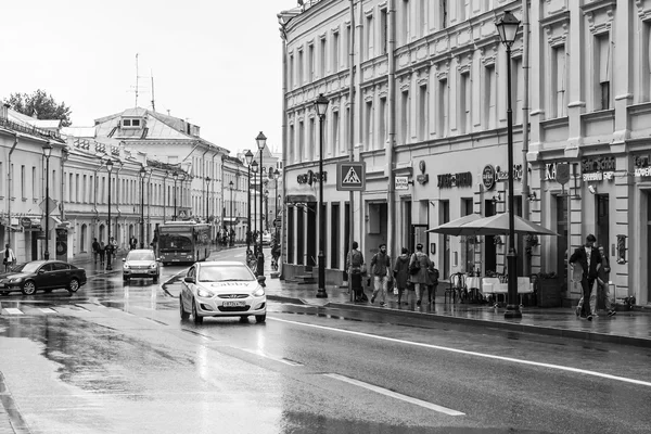 Moskva, Ryssland, den 24 maj 2015. Stadslandskapet. Pokrovskaya Street i regnväder. Pokrovskaya Street - en av de centrala gatorna i Moskva som höll historiska utseende — Stockfoto