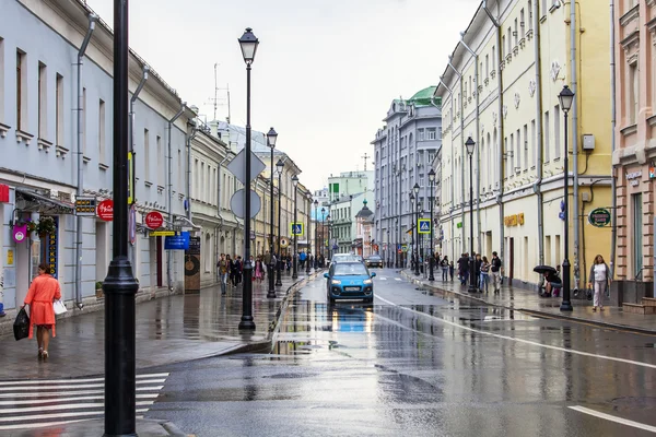 俄罗斯的莫斯科，在 2015 年 5 月 24 日。城市景观。在多雨的天气及街。及街-保持历史外观的莫斯科的中央大街之一 — 图库照片