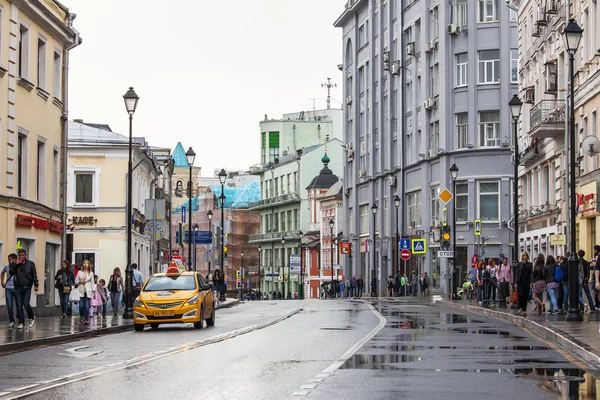MOSCÚ, RUSIA, 24 DE MAYO DE 2015. Paisaje urbano. Calle Pokrovskaya en tiempo lluvioso. La calle Pokrovskaya - una de las calles centrales de Moscú, que ha conservado el aspecto histórico —  Fotos de Stock