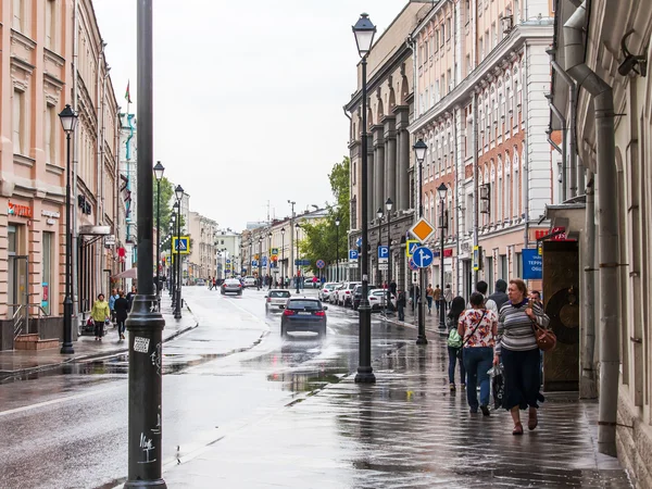 Moskva, Ryssland, den 24 maj 2015. Stadslandskapet. Pokrovskaya Street i regnväder. Pokrovskaya Street - en av de centrala gatorna i Moskva som höll historiska utseende — Stockfoto