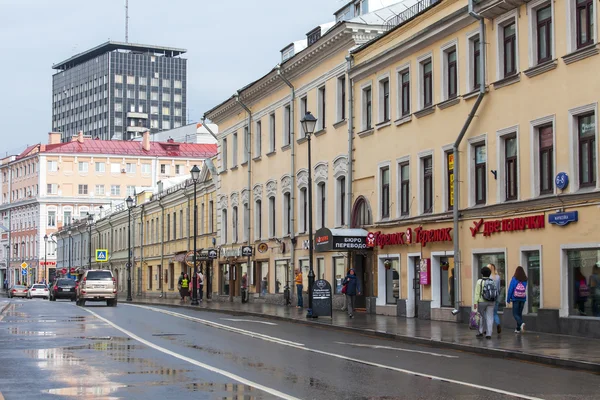 MOSCOU, RUSSIE, le 24 mai 2015. Paysage urbain. Pokrovskaya Street par temps pluvieux. La rue Pokrovskaïa - une des rues centrales de Moscou qui a gardé l'aspect historique — Photo