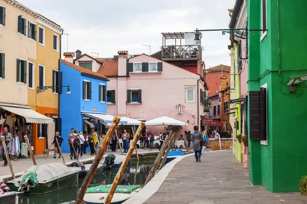 VENISE, ITALIE, le 30 AVRIL 2015. Île de Burano, canal de rue typique et maisons multicolores des habitants. Burano l'île - l'un des objets touristiques attrayants dans la lagune vénitienne — Photo