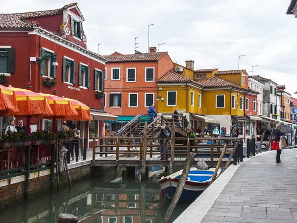 Venetië, Italië, op 30 april 2015. Burano island, typisch straat kanaal en multi-gekleurde huizen van de lokale bevolking. Burano het eiland - een van aantrekkelijke toeristische objecten in de Venetiaanse lagune — Stockfoto