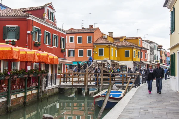 Venetië, Italië, op 30 april 2015. Burano island, typisch straat kanaal en multi-gekleurde huizen van de lokale bevolking. Burano het eiland - een van aantrekkelijke toeristische objecten in de Venetiaanse lagune — Stockfoto