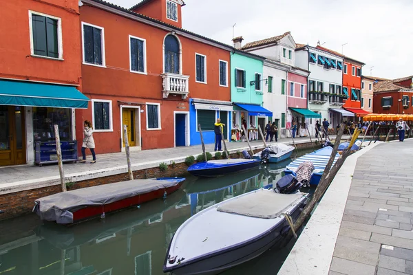 VENICE, ITALY, on April 30, 2015. Остров Бурано, типичный уличный канал и разноцветные дома местных жителей. Бурано остров - один из привлекательных туристических объектов в Венецианской лагуне — стоковое фото