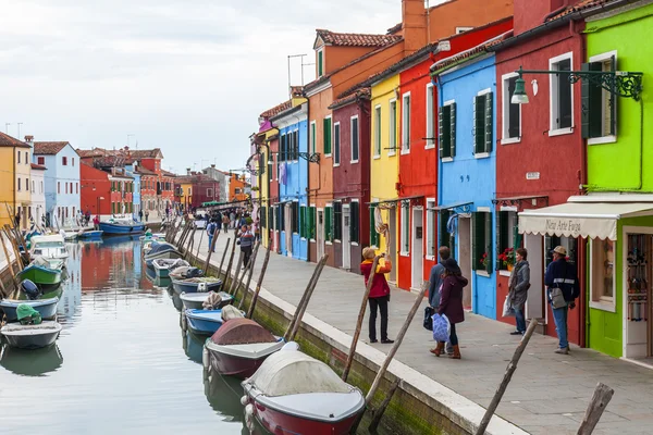 Benátky, Itálie, na 30 dubna 2015. Burano ostrov, typický pouliční kanál a multi-barevné domky místních obyvatel. Burano ostrov - jednu z atraktivních turistických objektů v Benátské laguně — Stock fotografie