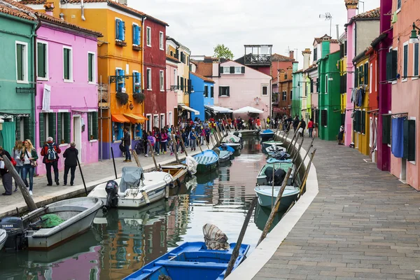 Venedig, Italien, am 30. April 2015. Insel Burano, typische Straße Kanal und bunte Häuser der Einheimischen. burano die Insel - eines der attraktiven Touristenobjekte in der venezianischen Lagune — Stockfoto