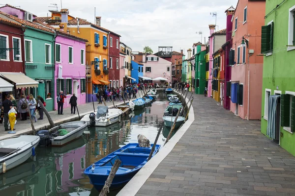 Velence, Olaszország, április 30., 2015. Burano-szigetére, a tipikus utcai csatorna és a helyiek több színű házak. Burano a sziget - egy vonzó turisztikai objektumok a velencei lagúna — Stock Fotó