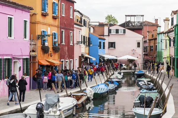 VENICE, ITALIA, pe 30 aprilie 2015. Insula Burano, canalul stradal tipic și casele multi-colorate ale localnicilor. Burano insula - unul dintre obiectele turistice atractive din laguna venețiană — Fotografie, imagine de stoc