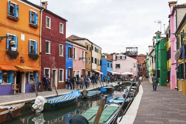 威尼斯，意大利，在 2015 年 4 月 30 日。布拉诺岛、 典型街道运河和多彩色的房子的当地人。布拉诺岛-富吸引力的旅游对象在威尼斯泻湖之一 — 图库照片