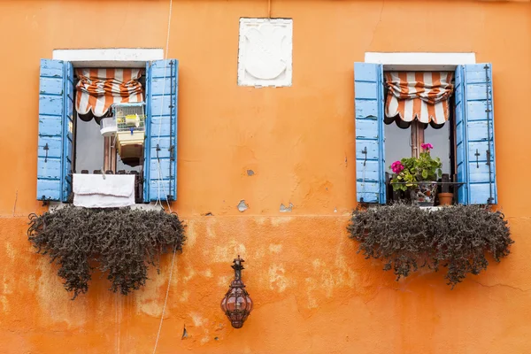 VENEZIA, ITALIA, il 30 Aprile 2015. Architettura di logge multicolori di locali sull'isola di Burano. Burano - una delle isole della laguna veneziana — Foto Stock