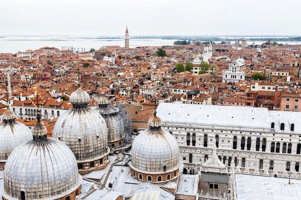 Venice, İtalya - 30 Nisan 2015 tarihinde. San Marco kampanilla üst görünümden Tarih kubbeler San Marco Bazilikası'na ve tarihi bina — Stok fotoğraf