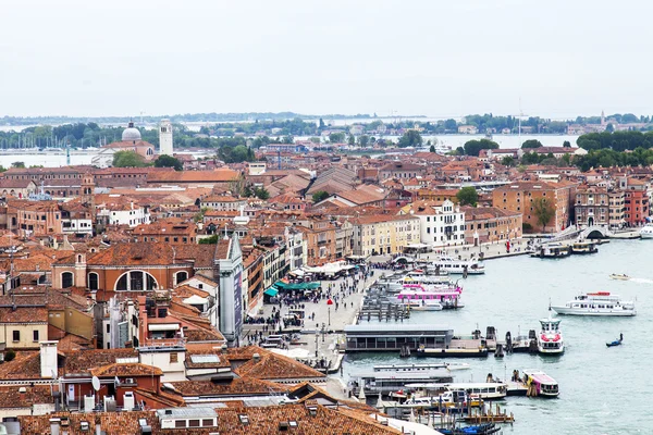 Venedig, Italien - den 30 April 2015. Upp Visa från San Marco kampanilla segla utmed kusten av den venetianska lagunen — Stockfoto