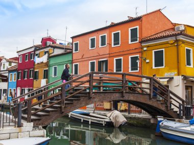 30 Nisan 2015 tarihinde, Venedik, İtalya. Burano Adası, çok renkli evler bir halk. Cafe kanal kıyısında. Burano Adası - Venedik Lagünü cazip turistik nesnelerden birini